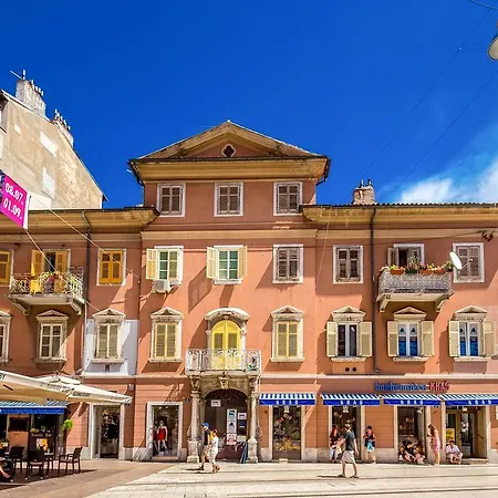 Main Square Apartment *