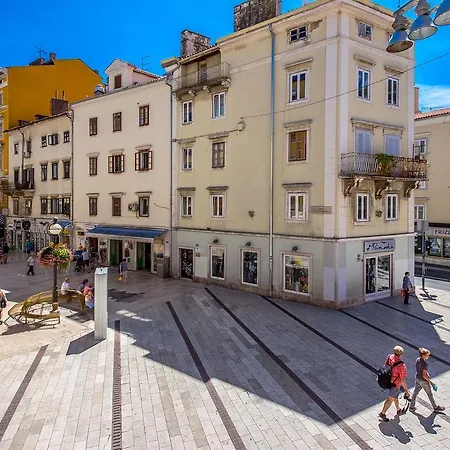 Main Square Apartament *