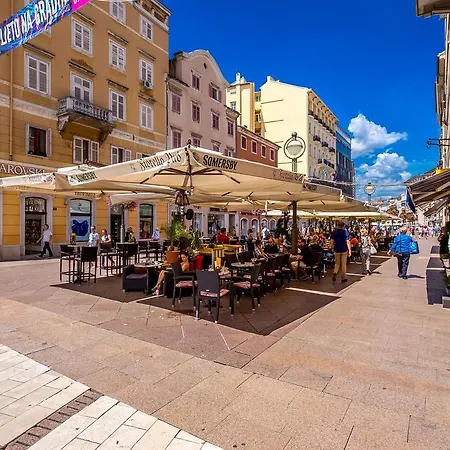 Main Square Apartment *
