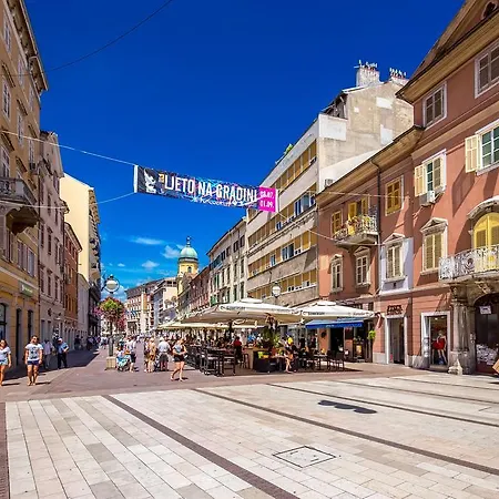 Apartment Main Square