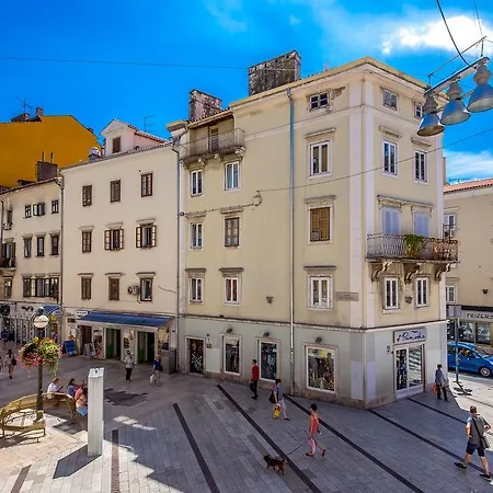 Main Square Apartment *
