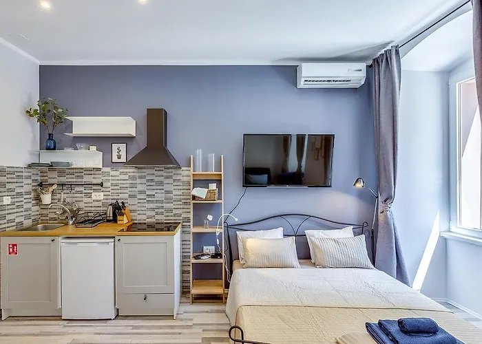 Main Square Apartment *